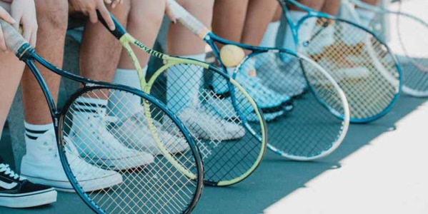 5 raketa të tenisit më të mira për lojtarët e nivelit të mesëm